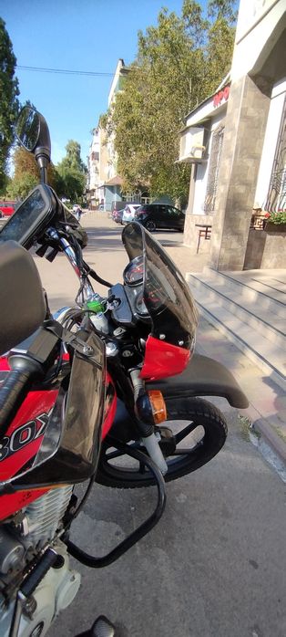 Bajaj boxer 125x 2021 рік мотоцикл, офіційний, на повному ходу.