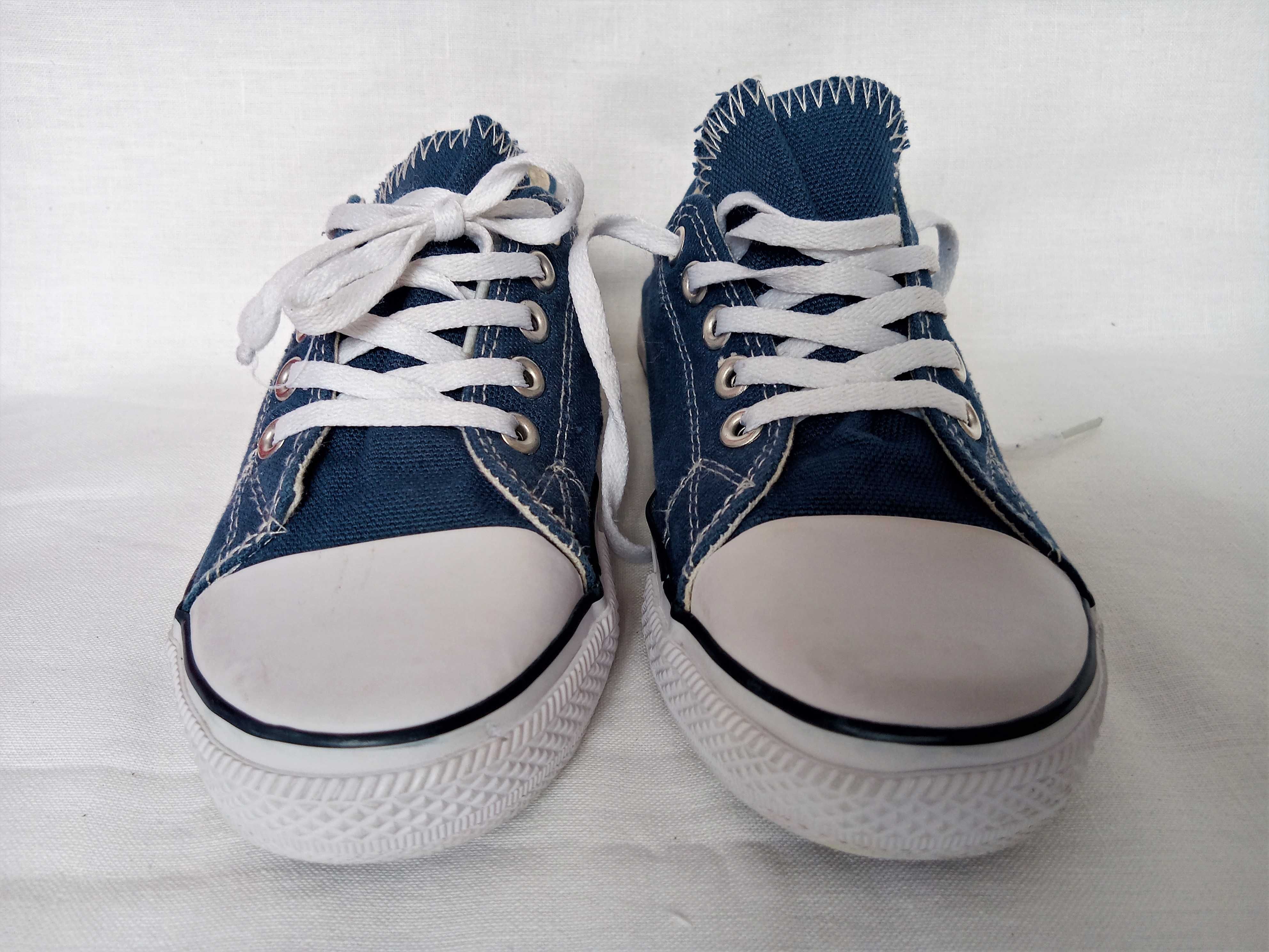 Tenisówki dziecięce; półtrampki niebieskie; r. 34, 22 cm