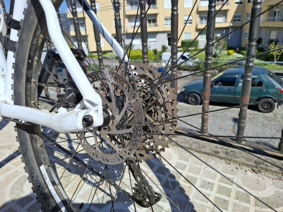 Bicicleta BTT Cross Country RACE 700 com talão digital.