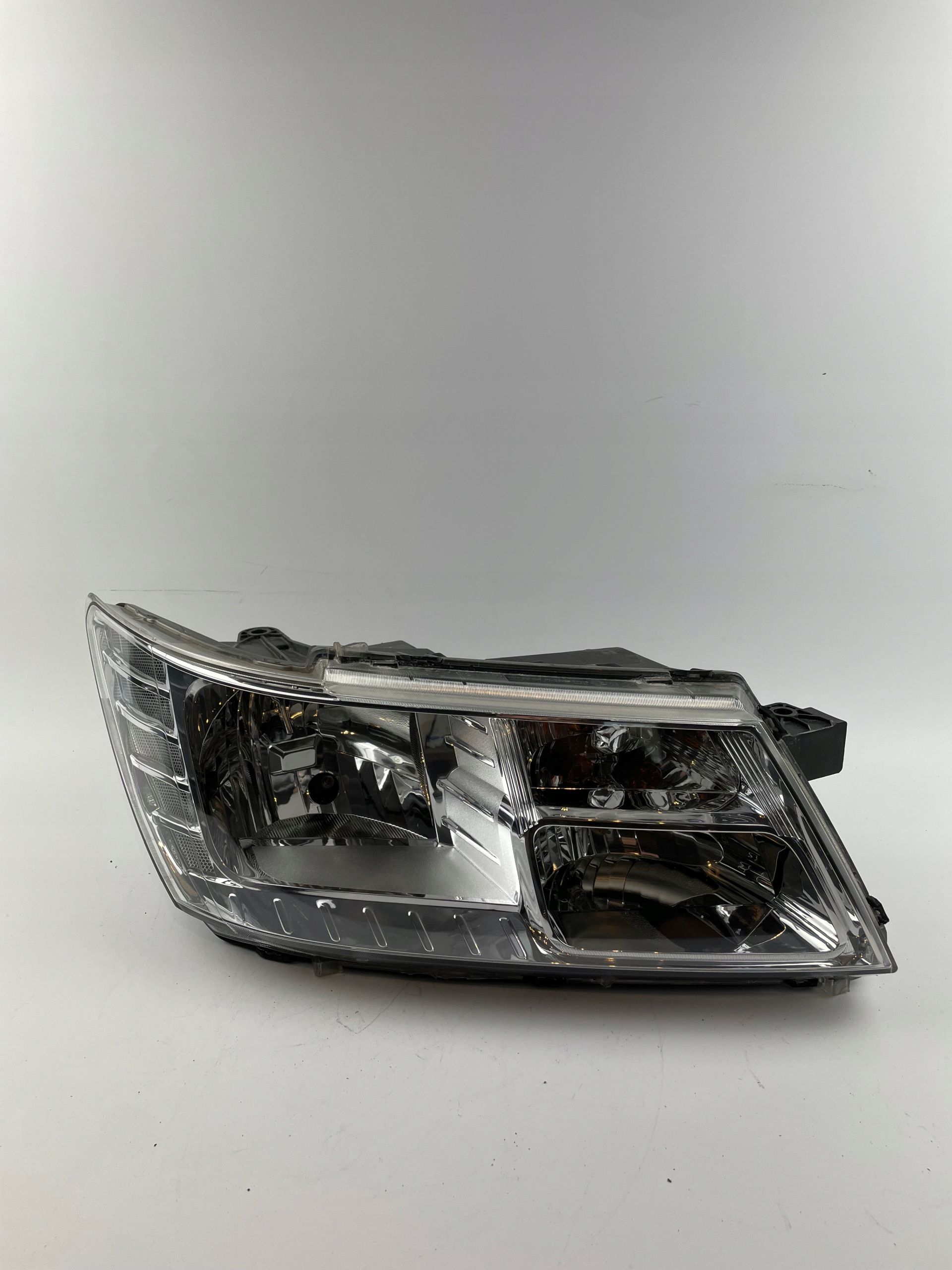 Lampa przednia prawa Dodge JOURNEY FIAT FREEMONT