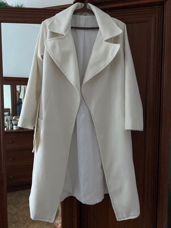 Белое демисезонное пальто покроя под  Виктория Бэкхем