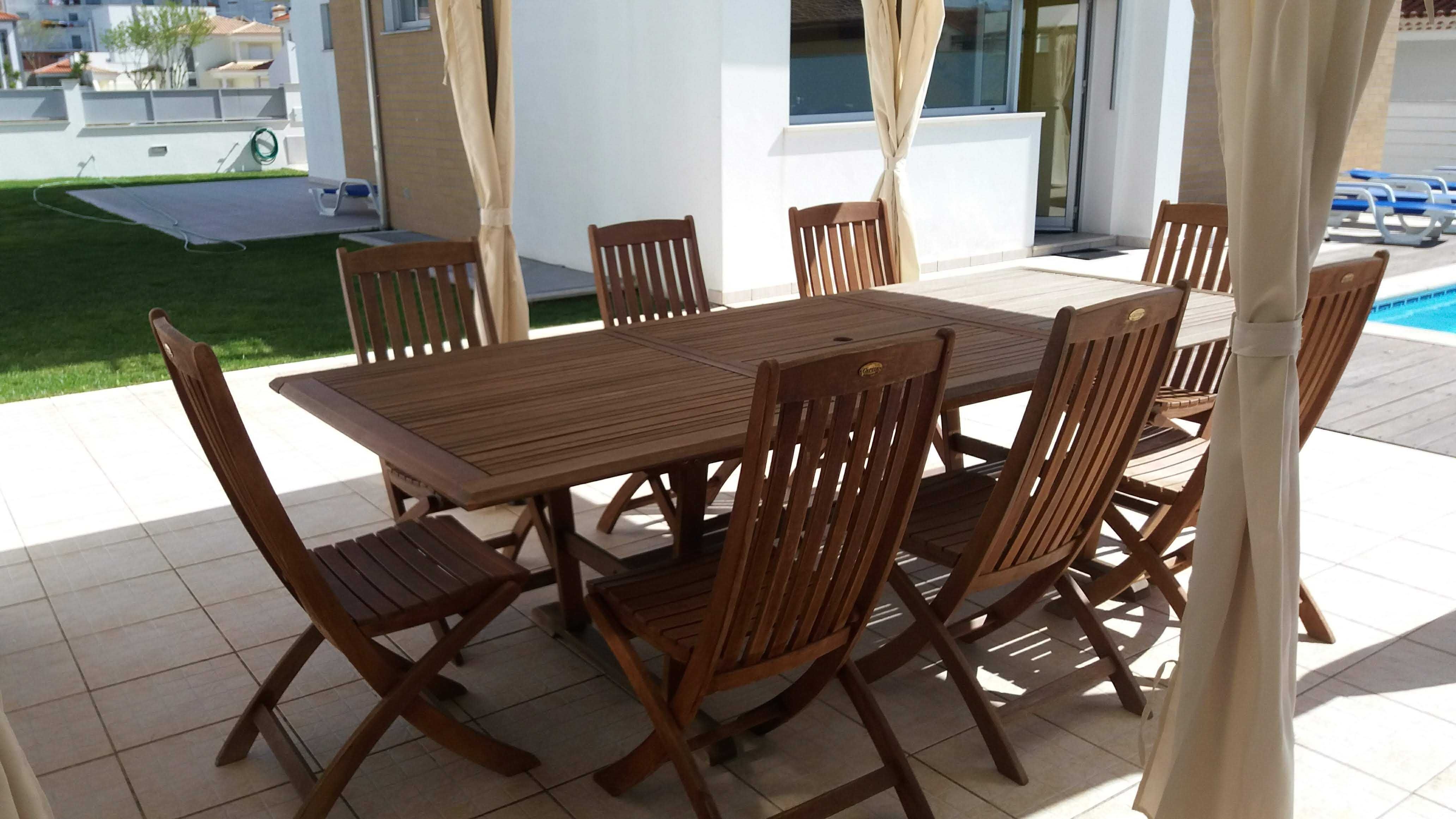Mesa jardim em madeira com 8 cadeiras CATTIE