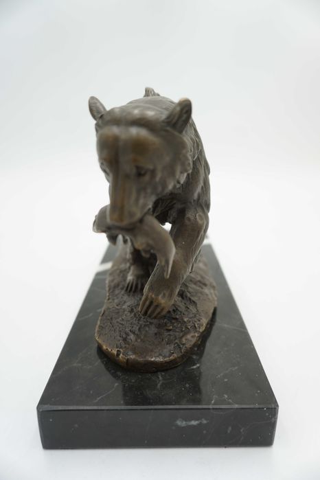 FIGURA Z BRĄZU niedźwiedź miś z z rybą