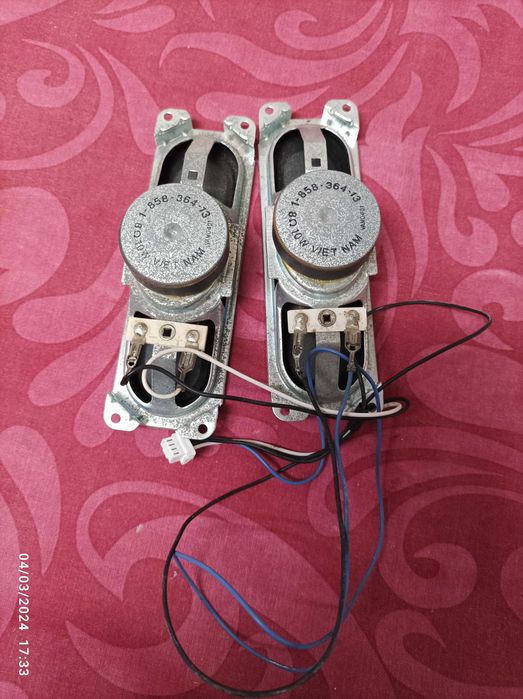 Sony Bravia KDL-32BX300 - Colunas  - Botões