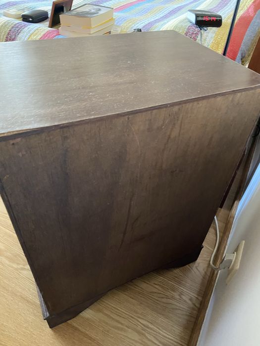 Conjunto 2 mesas cabeceira castanhas com gavetas