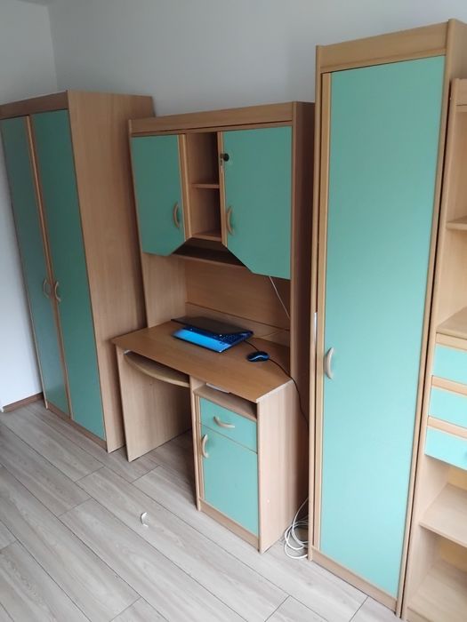 Zestaw mebli młodzieżowych.