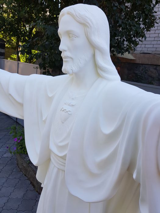 Статуя Ісуса Христа висота 2 метри колір білий мармуровий