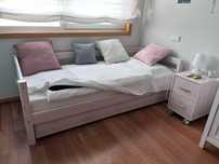 Cama de solteiro com colchao e mesinha
