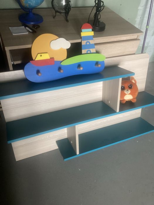 Półka na książki z maskotką i wieszakiem.