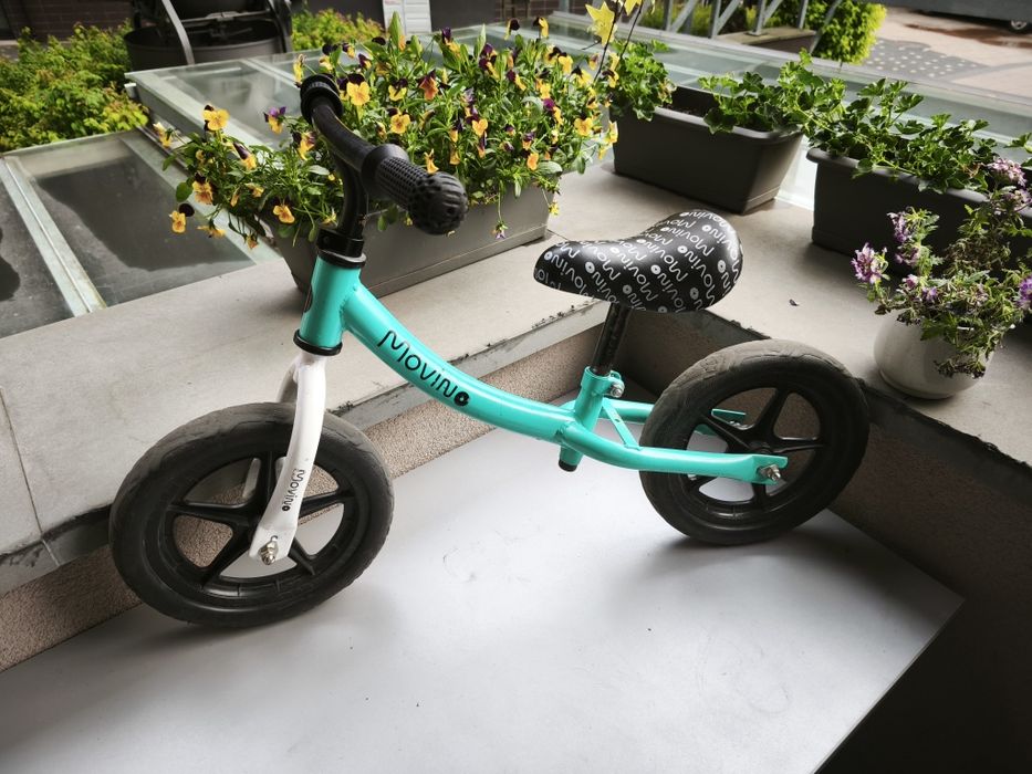 Dwa dziecięce rowerki biegowe: Kettle z koszykiem różowy i movinor