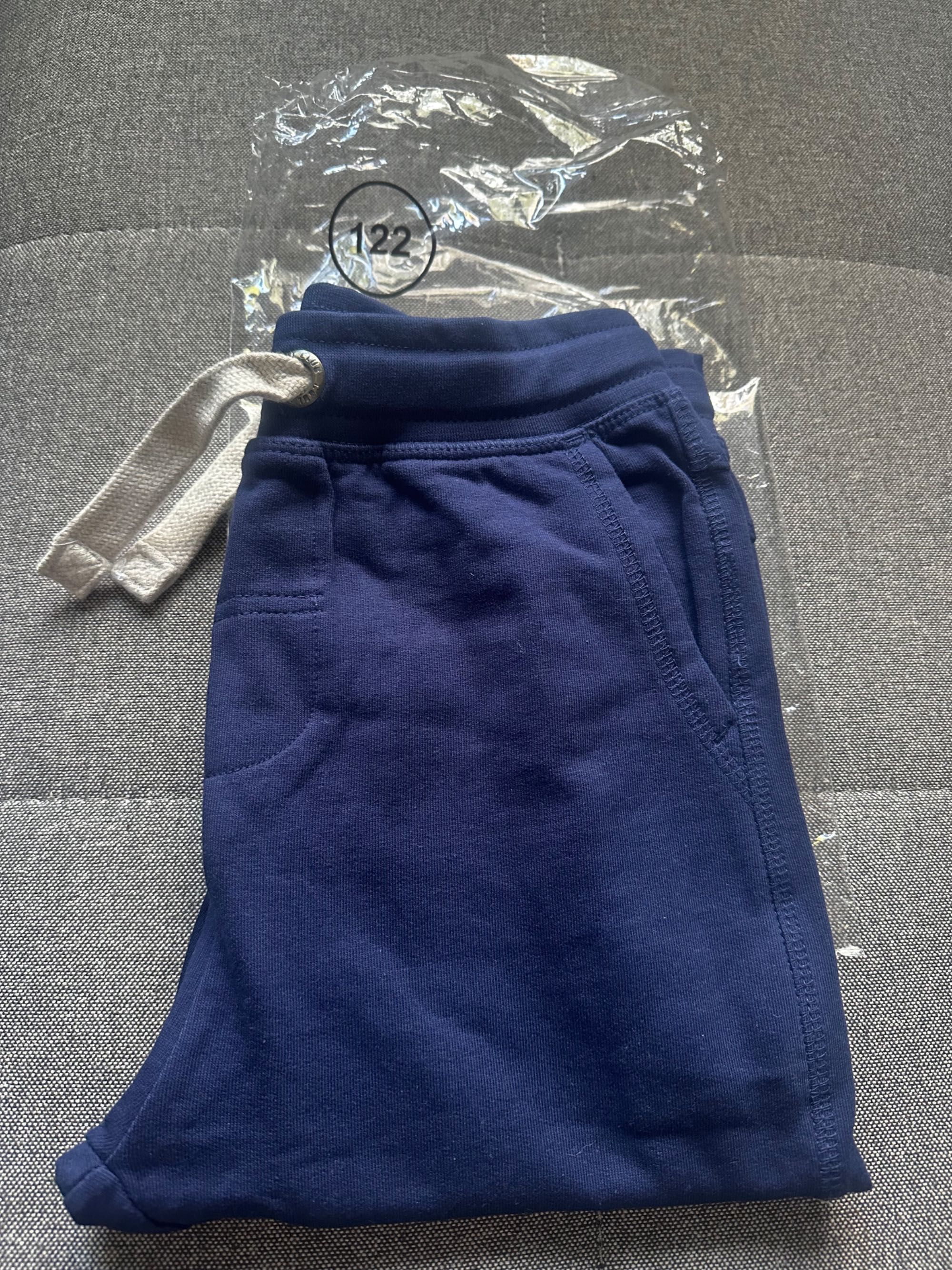 Granatowe spodnie dresowe dla chłopca rozmiar 122 ze Smyka
