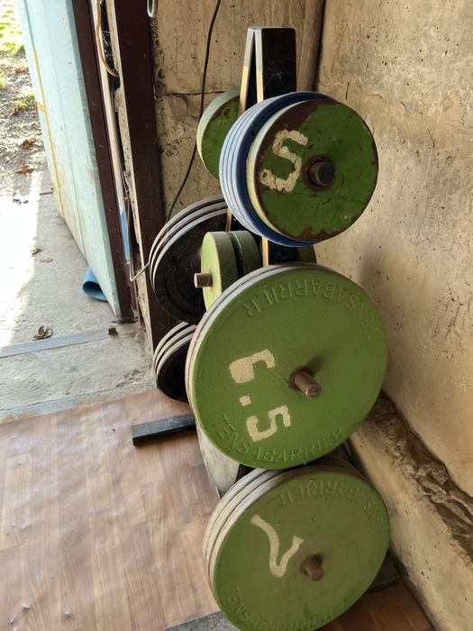 Тренажер, штанга, мішок для боксу