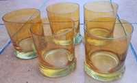 Wyjątkowe szklanki do drinków opalizujące na złoty kolor