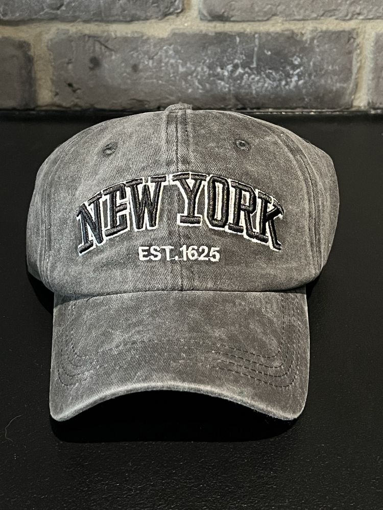 Zestaw czterech czapek New York