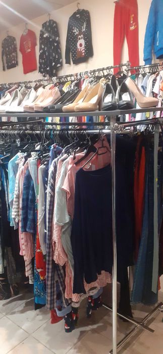 Wyposażenie sklepu z tanią odzieżą