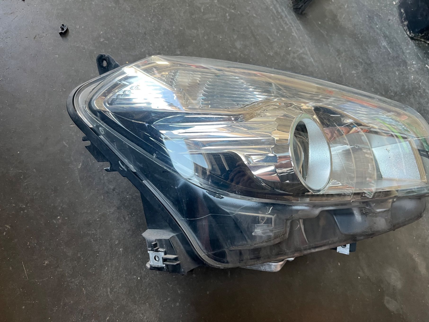Lampa przednia prawa Nissan Qashqai J10 LIFT XENON