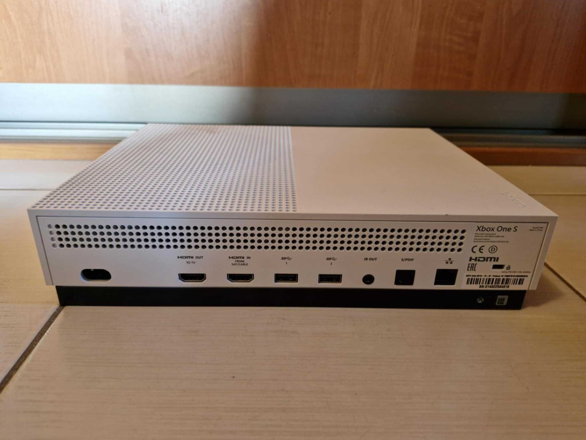 Konsola Xbox One S z kablami + czujnik ruchu Kinect + Kontroler