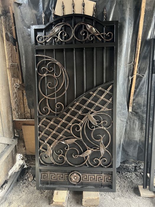 Кована брама з фірткою