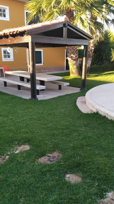 Moradia usada com jardim e piscina