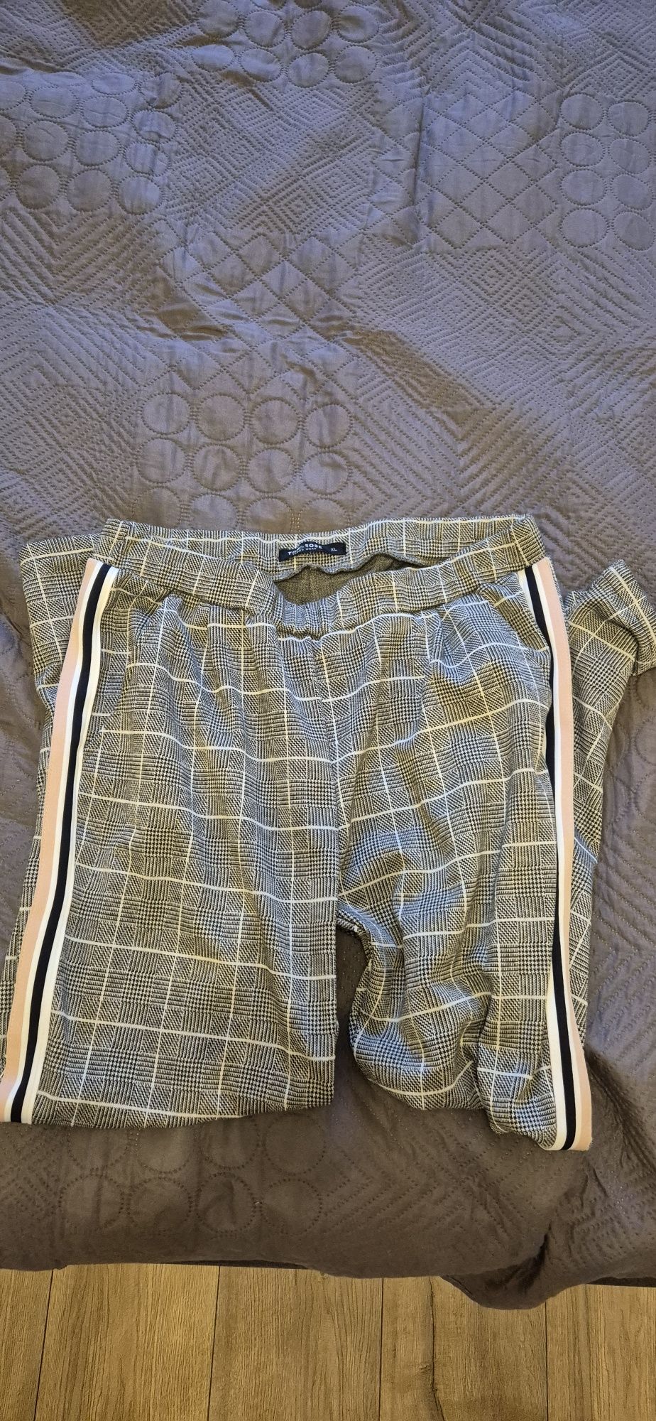 Legginsy materialowe kratka z paskami po bokach XL