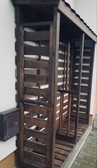 Stojak na drewno opalowe drewnuany