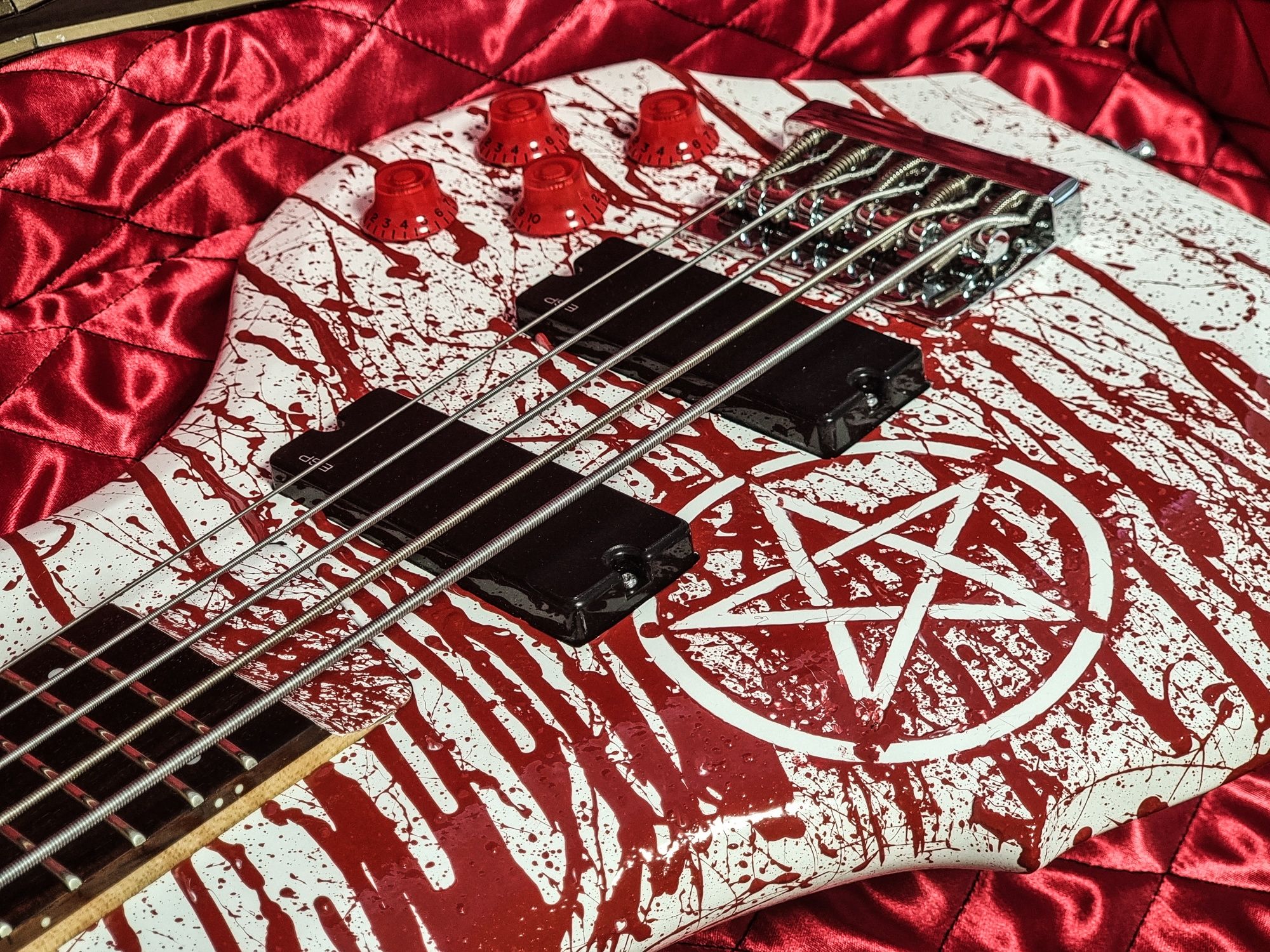 ESP LTD F-105 Custom Cerberus Blood Splatter gitara basowa