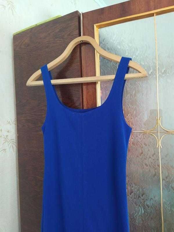 Синя довга сукня облягаюча