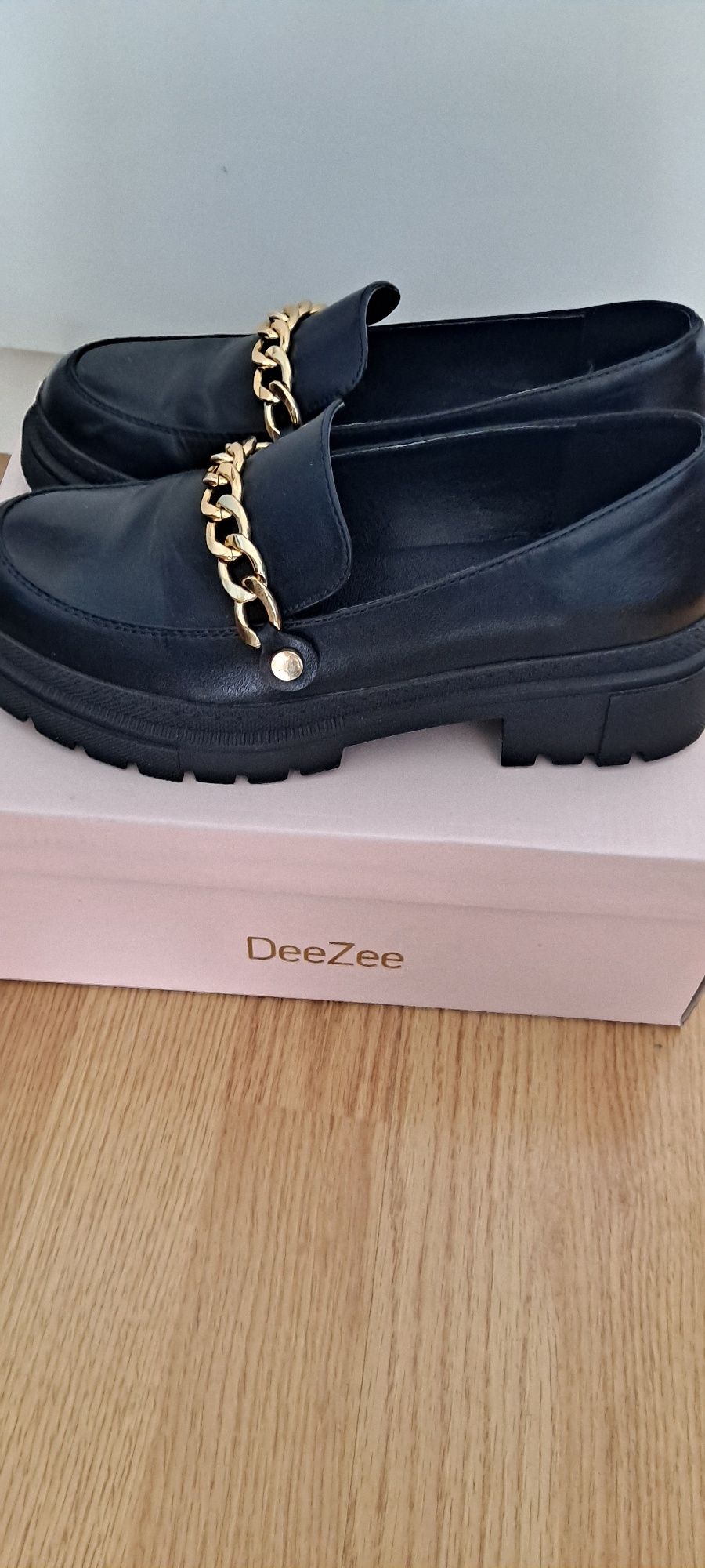 Czarne loafersy z łańcuchem r.38