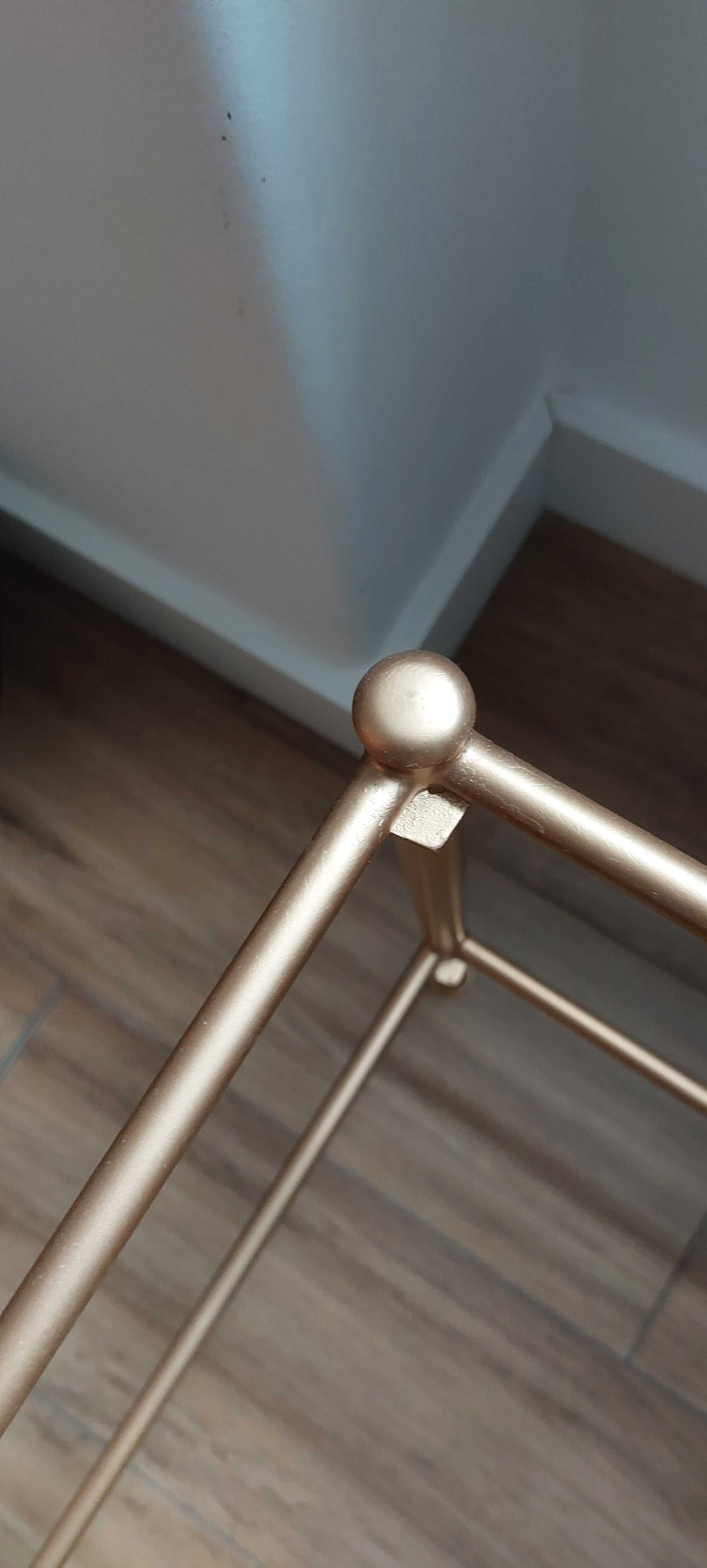 Mesa de apoio metálica. Estrutura em metal dourado.