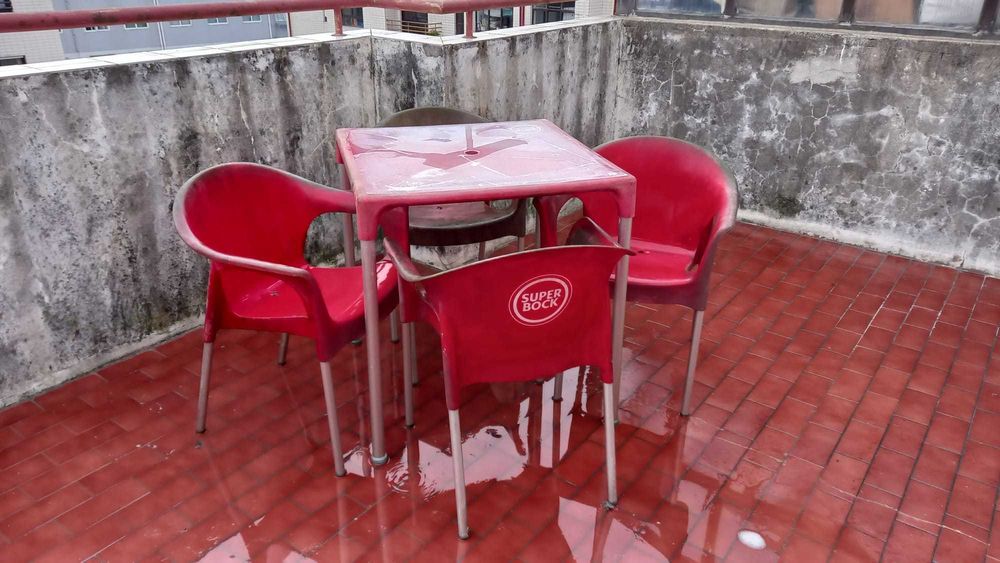 Mesa + 4 cadeiras