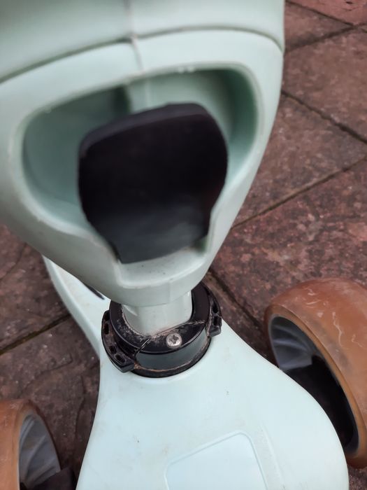 Дитячий самокат мятного кольору