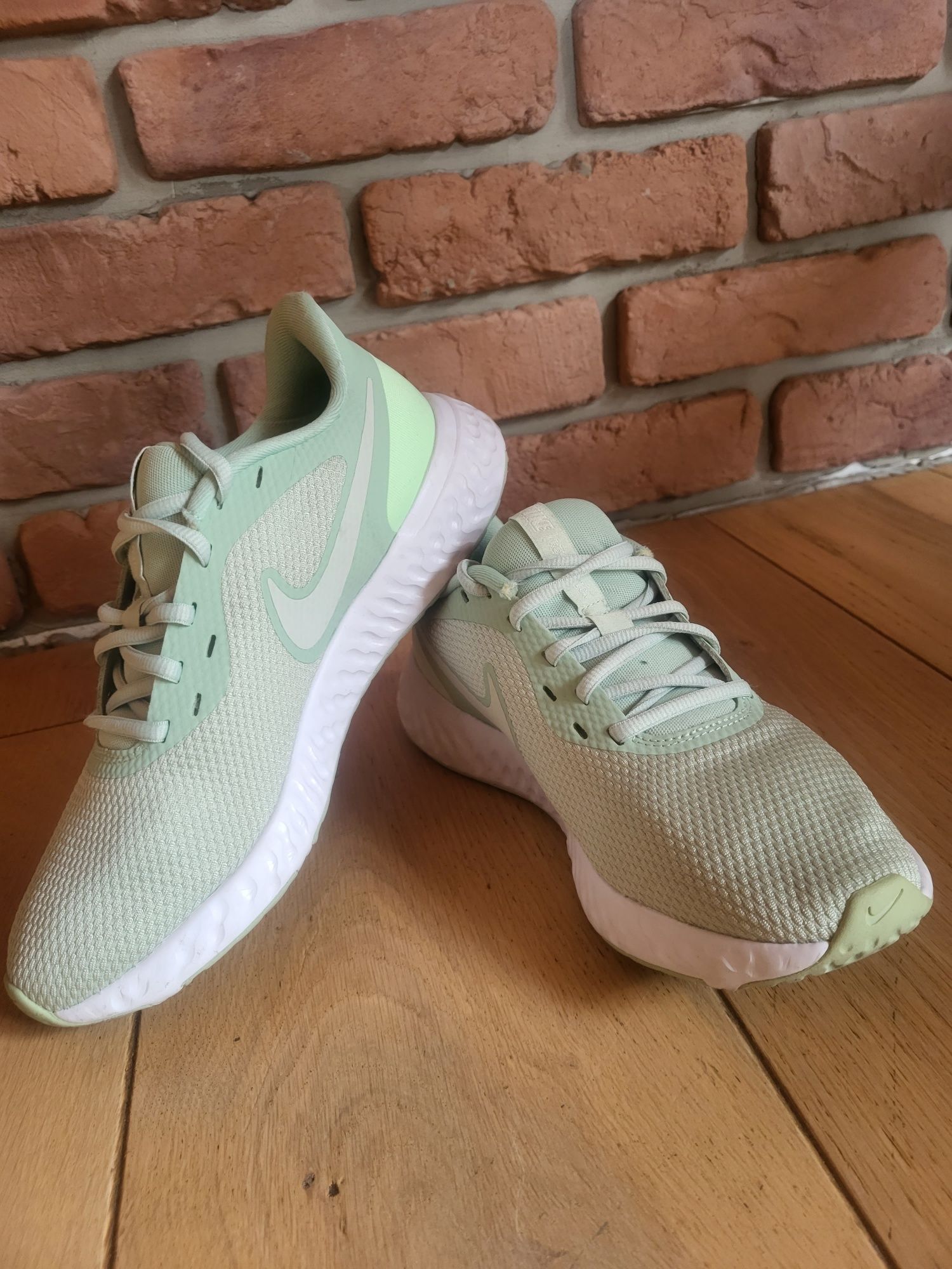 Nike Revolution 5  miętowo- białe 40