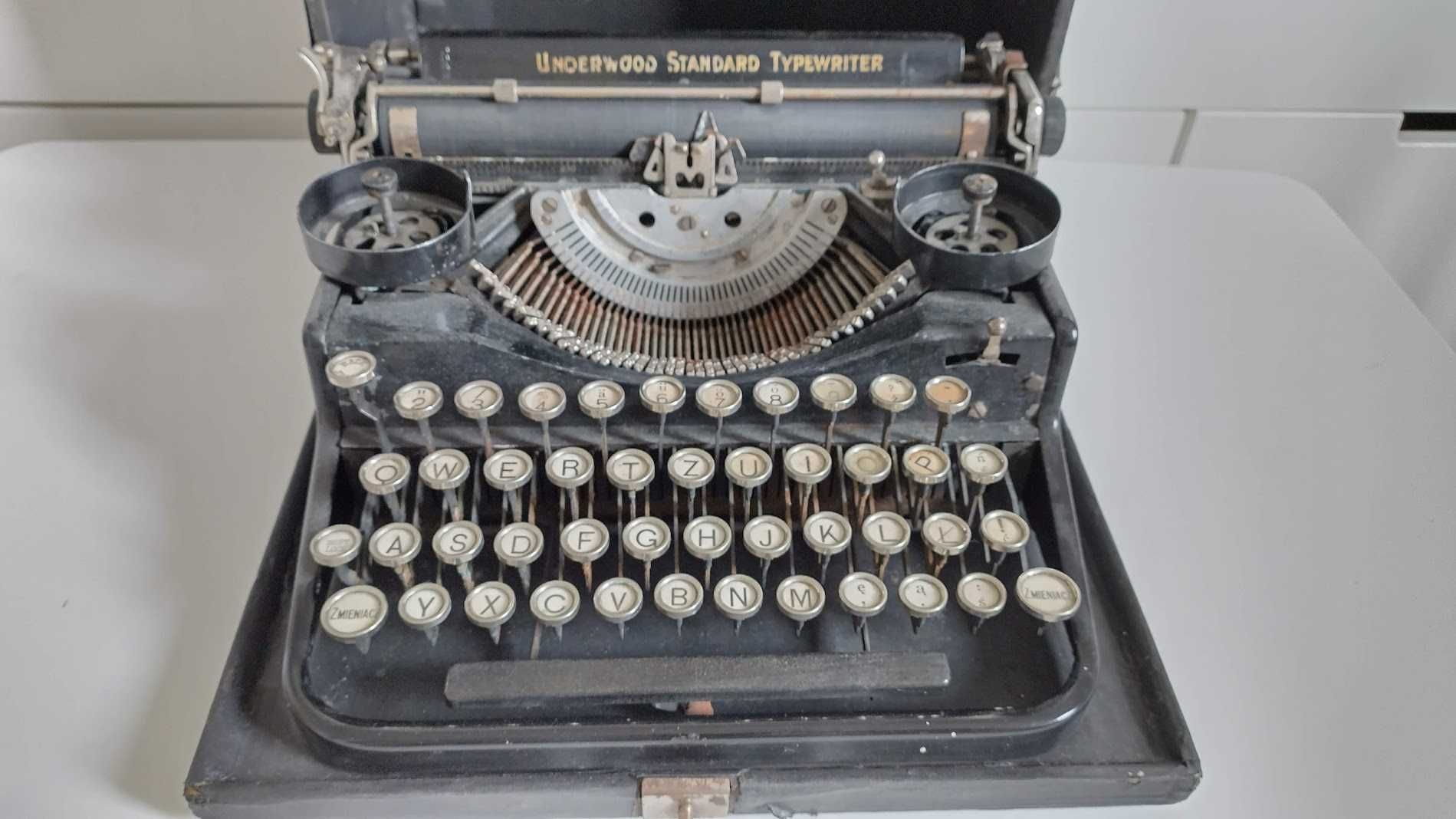 Maszyna do pisania z 1929 r. Underwood Portable 4-Bank