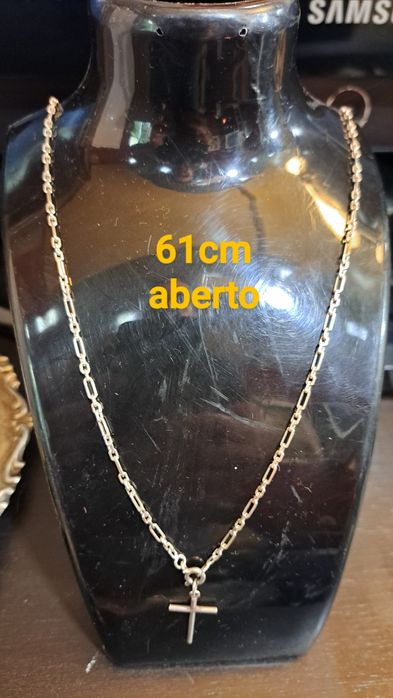 Correntes fios em prata contrastada.