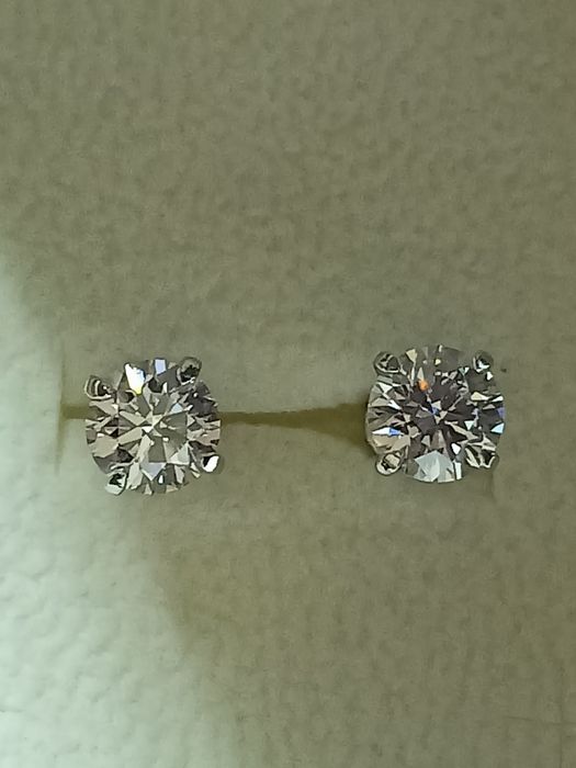 Стильные серьги с бриллиантом 1ct.