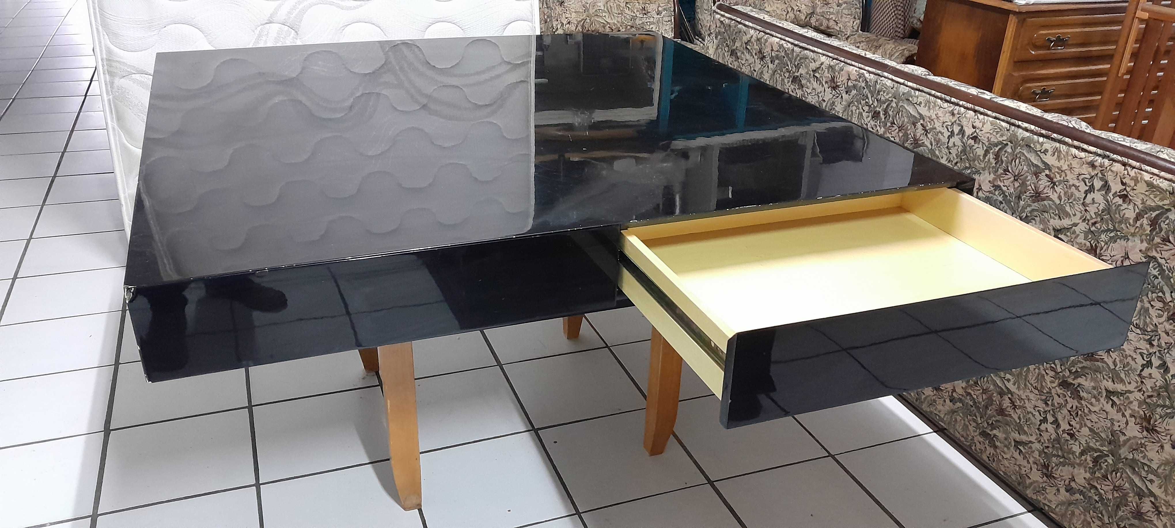Mesa de jantar quadrada