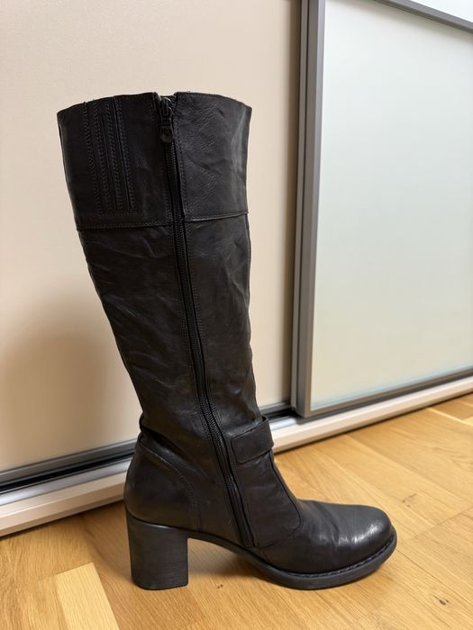 Чоботи . Італія . Чорні шкіряні  на зручному каблуку