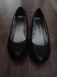 Czarne pantofle na małej koturnie rozmiar 36