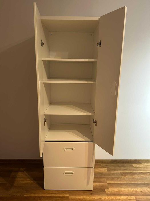 Biała komoda w bardzo dobrym stanie.