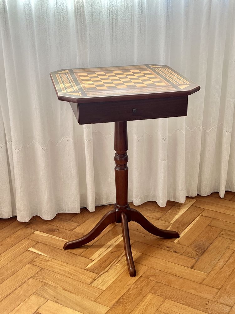 Mesa de xadrês com figuras em estanho e acabamentos em ouro e prata