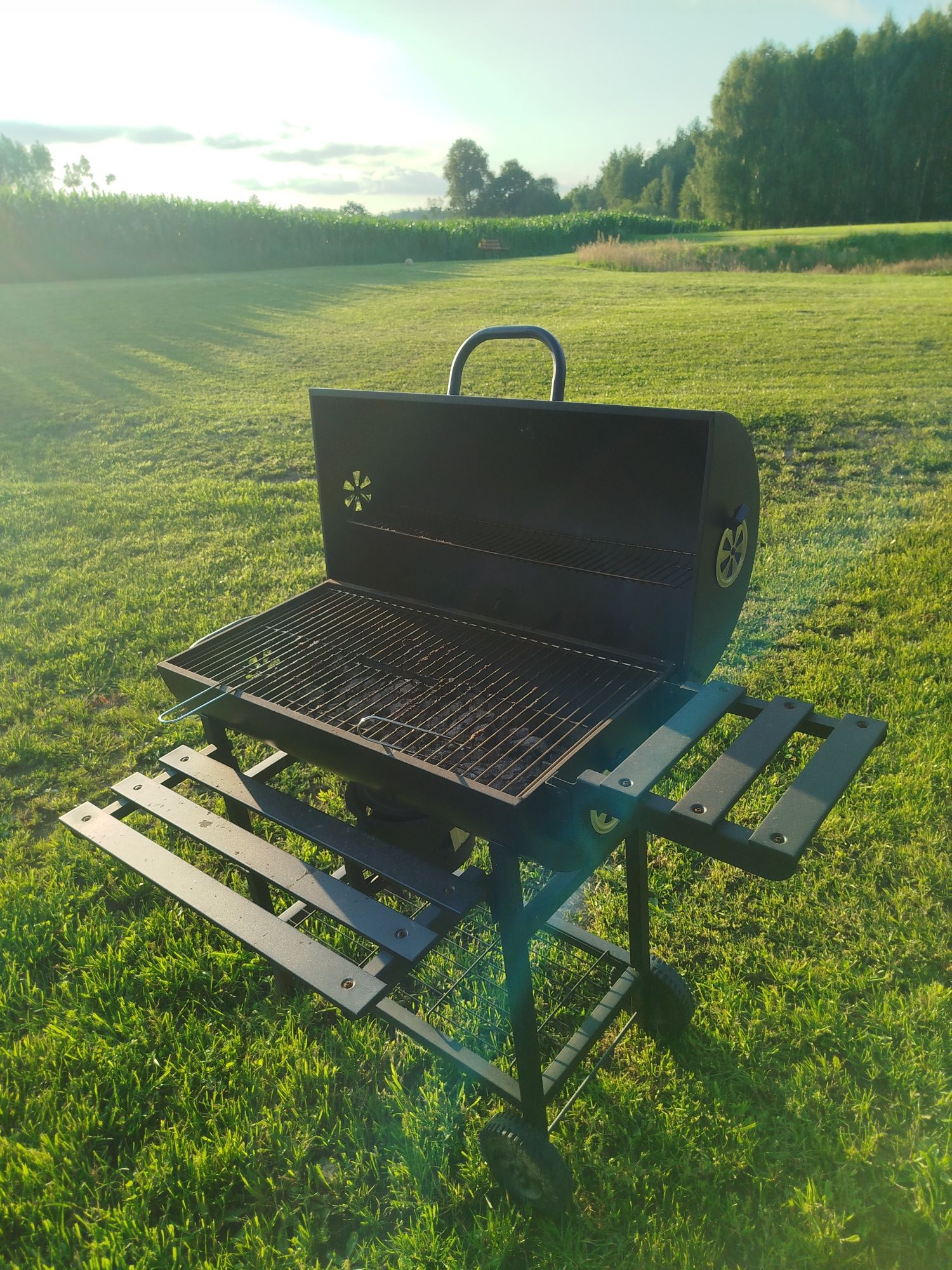 Nowy grill węglowy