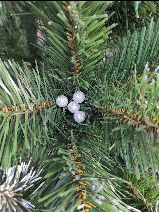Ялинка з шишками та калиною. Розміри : від 1.5м до 2.5м