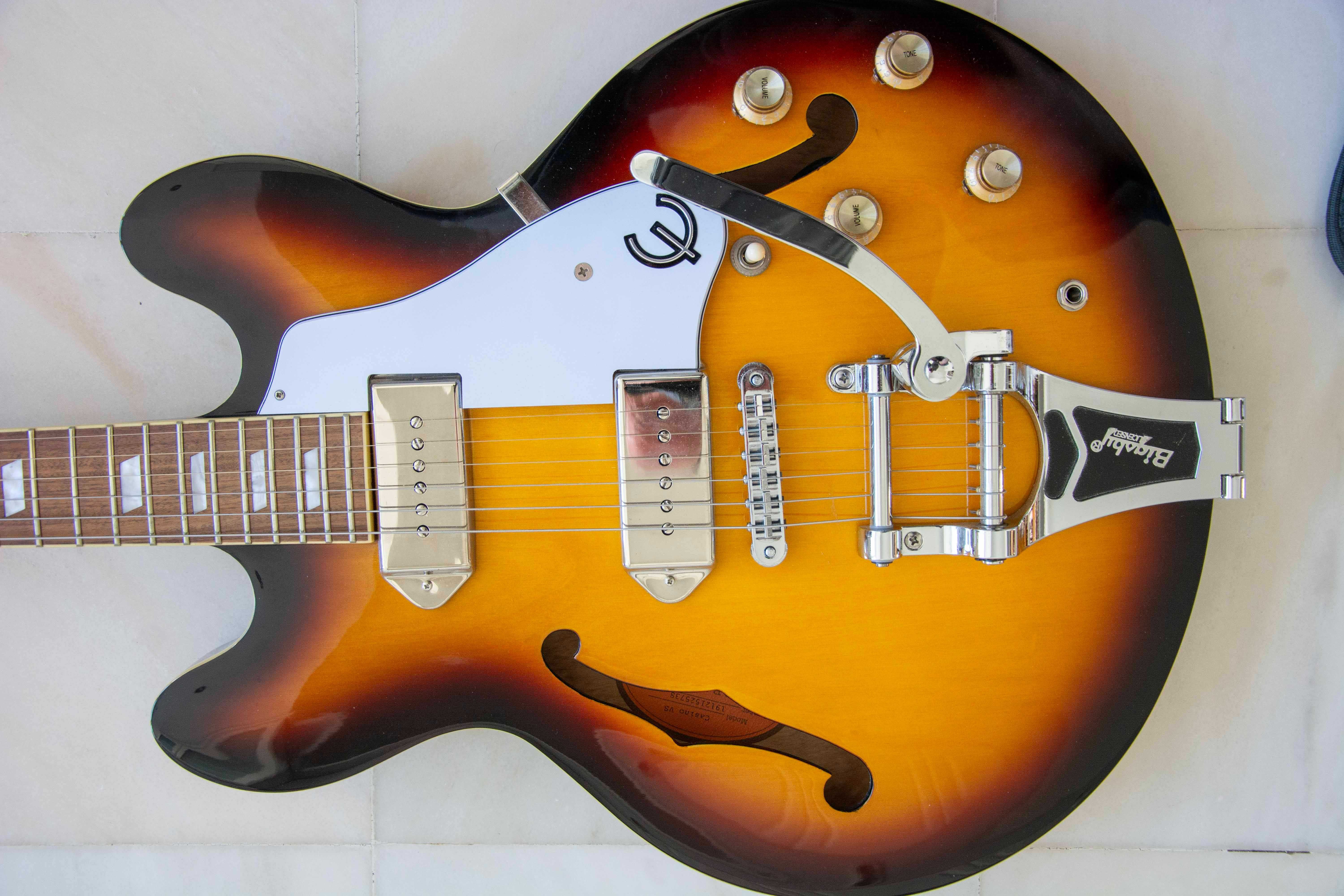 Epiphone Casino Sunburst, como nova, com Locking Tuners e Bigsby.