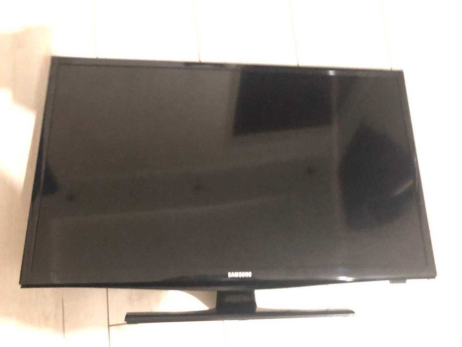 Телевизор Samsung UE28J4100AK – компактний 28″ HD LED