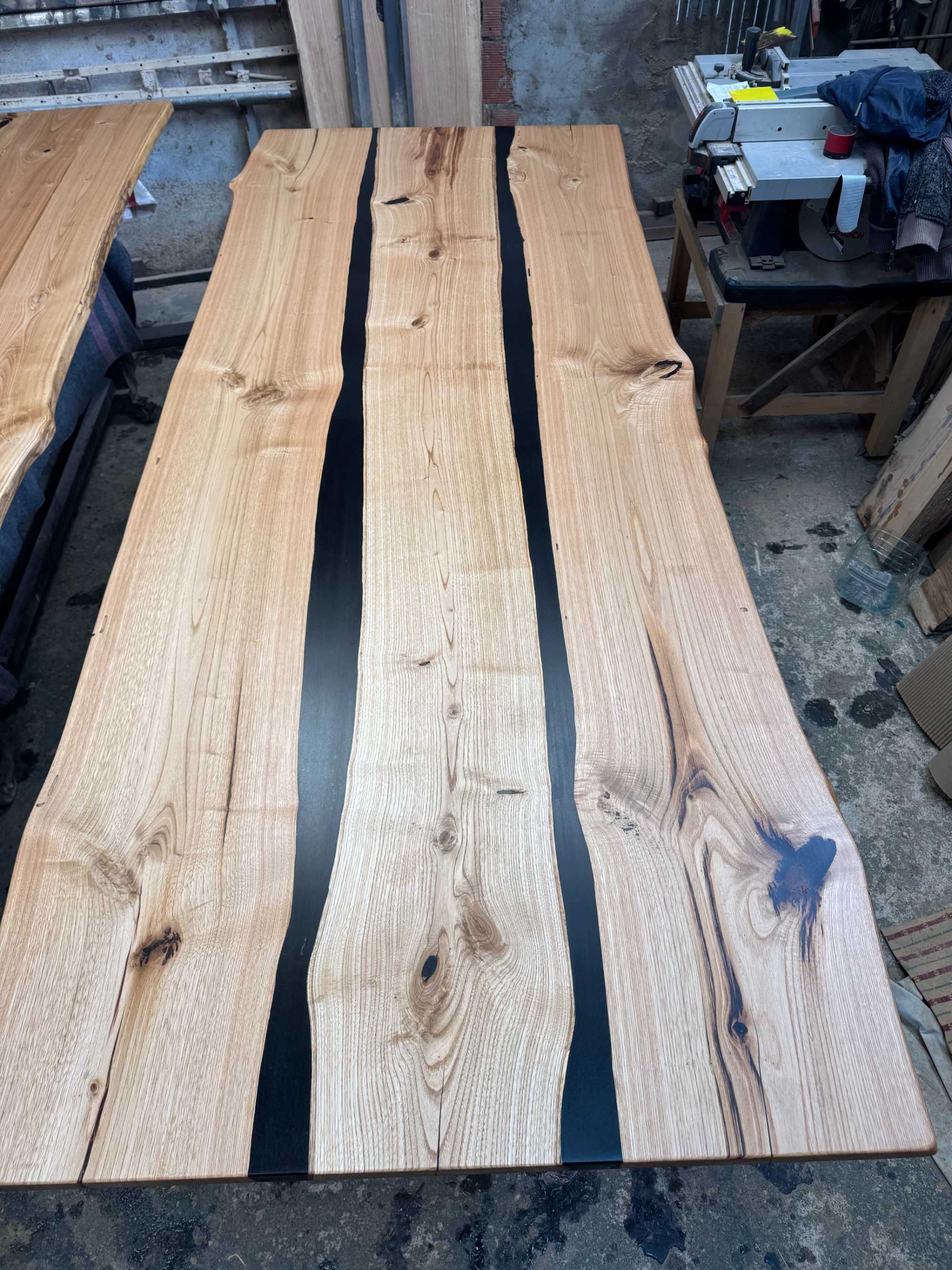 Mesa em madeira maciça rústica,borda o vivo.Rustic solid wood table