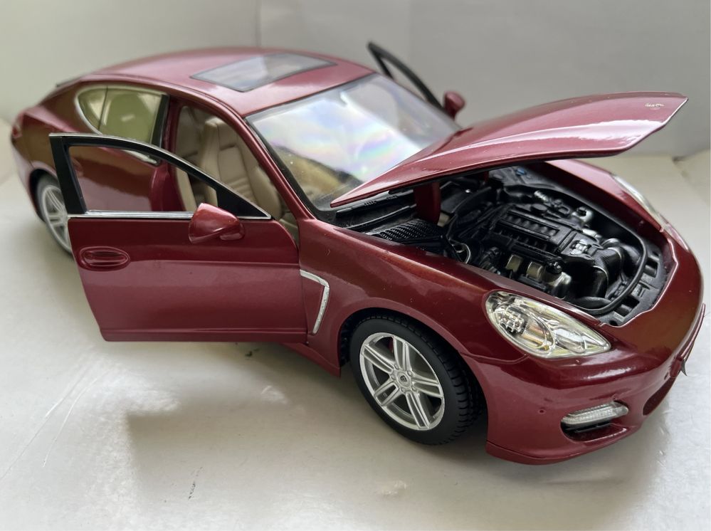 Model samochodu w skali 1:18 Porsche Panamera Turbo Maisto Norev