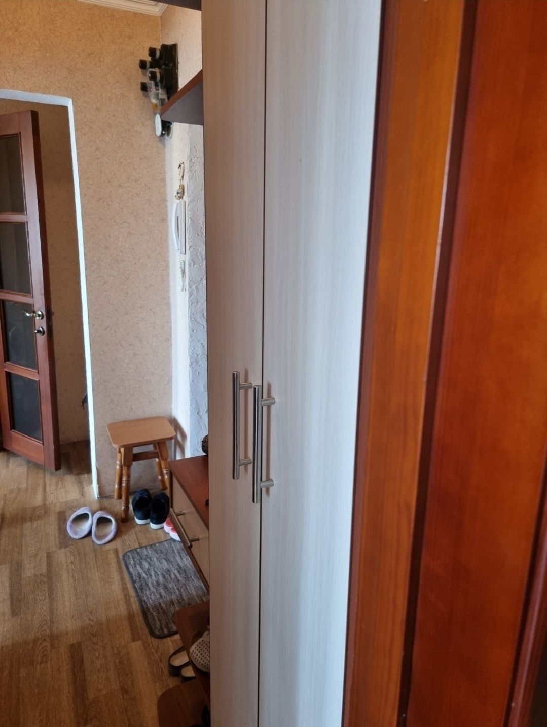 Продам отличную 2х на Коммунаре, дом возле набережной!