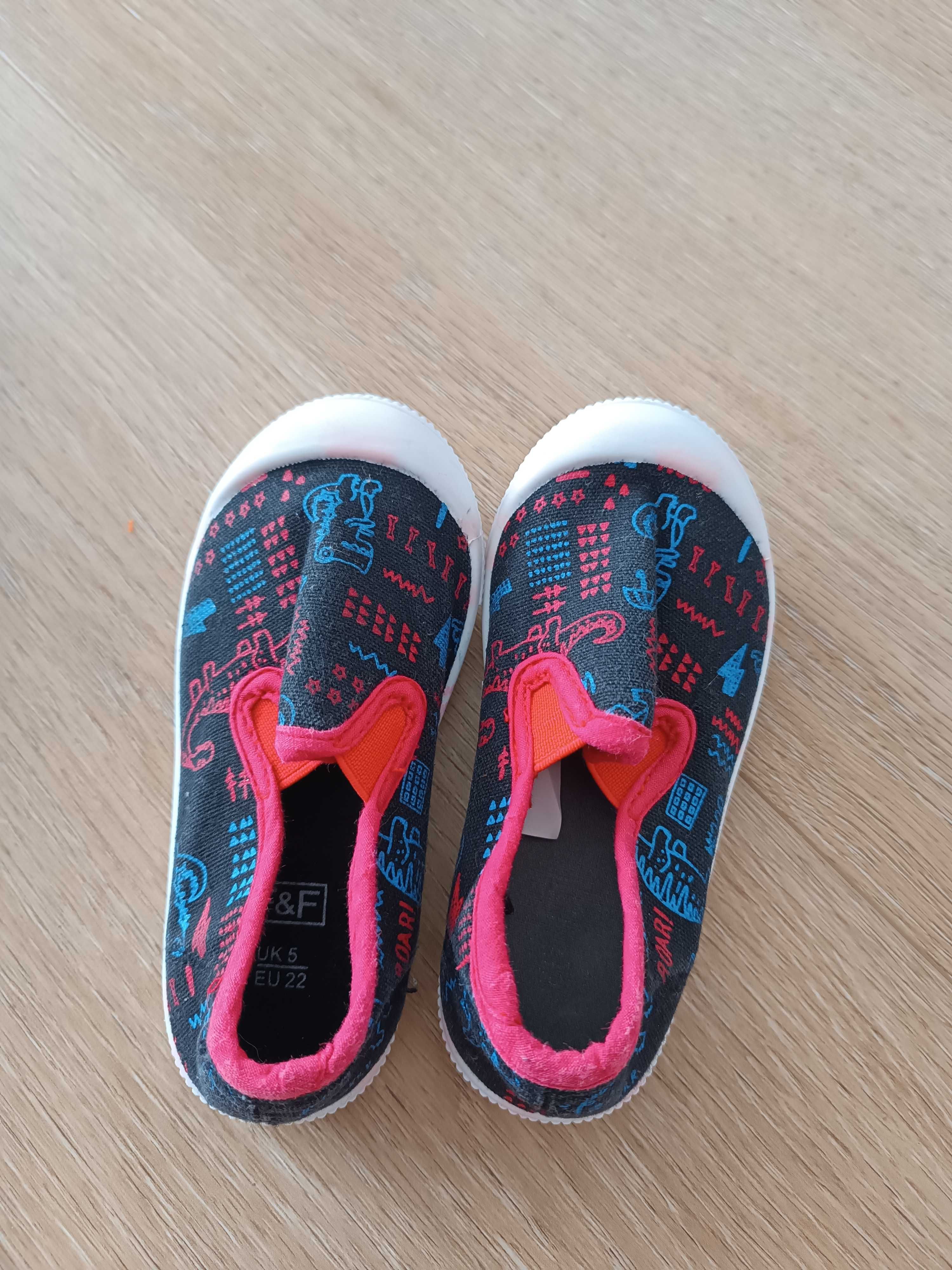 Trampki dla dziecka nowe 22