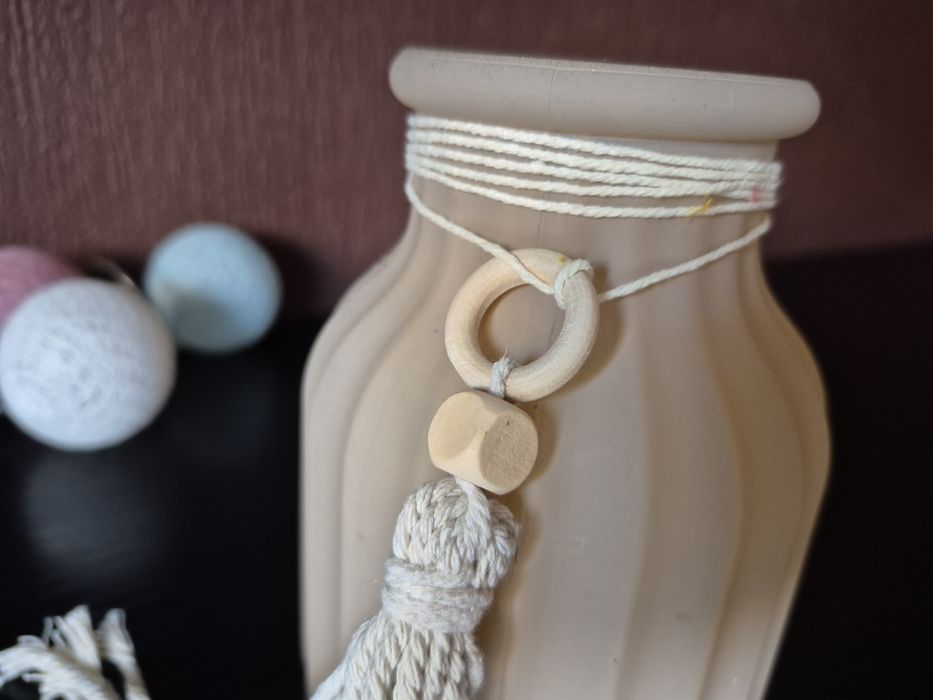 Piękny wazonik, matowe szkło