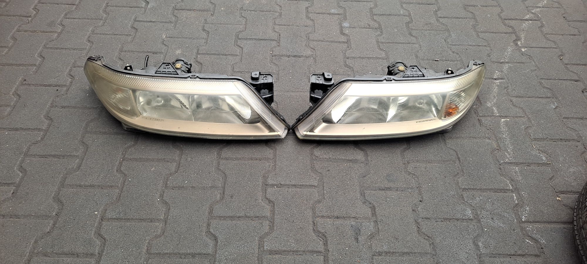 Lampa przód xenon Renault Laguna 2